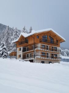 ein Gebäude mit Schnee davor in der Unterkunft Unterbergerhof in Pfitschtal