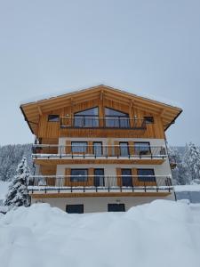 ein großes Gebäude mit Schnee davor in der Unterkunft Unterbergerhof in Pfitschtal