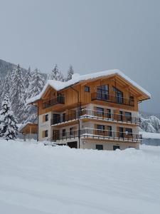 ein großes Gebäude mit Schnee davor in der Unterkunft Unterbergerhof in Pfitschtal