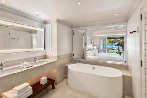 Ванная комната в LUX* Le Morne Resort