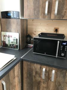 a microwave oven sitting on a counter in a kitchen at Casute la munte in Râşnov