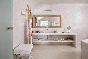 Ванная комната в Charisma Suites
