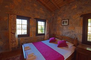 En eller flere senge i et værelse på Villa Kayakoy 2 - Private Stone Villa + 30 billeder