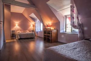 Cette grande chambre comprend deux lits et une fenêtre. dans l'établissement Logis Hotels - Auberge de l'Île - Hôtel 3 étoiles et Restaurant, à Creysse