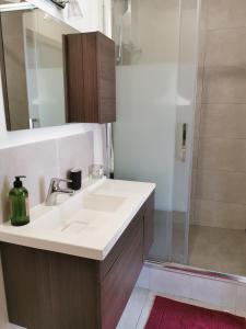 Ένα μπάνιο στο Lovely Flat in Paris - City center - Nation-Picpus