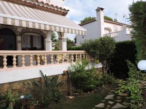 a house with a balcony and a fence at Doree 540 in Miami Platja