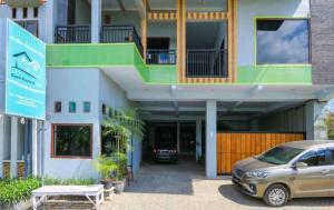 un'auto parcheggiata davanti a un edificio di Kendang Kempul Hostel a Dadapan