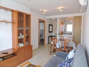 ein Wohnzimmer mit einem Sofa und einem Esszimmer in der Unterkunft Doree 583 in Miami Platja