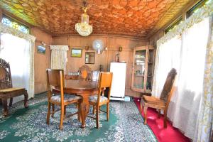 Ruang duduk di Houseboat Zaindari Palace