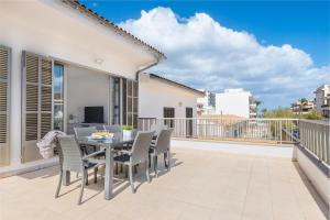 d'une terrasse avec une table et des chaises sur un balcon. dans l'établissement Ca na Xisca 2, à Can Picafort