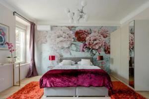 1 dormitorio con 1 cama y papel pintado con motivos florales en Apartment A.B.S. Secret Oasis, en Zagreb