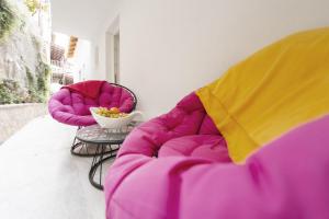 a living room with two chairs and a table at Apartmani Klara in Stomorska