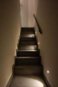 un escalier dans un bâtiment avec des lumières dans l'établissement Palazzo al Carmine, à Monreale