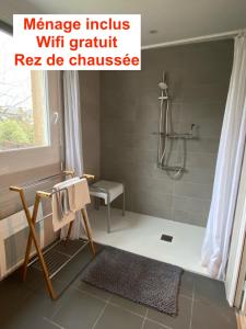 Koupelna v ubytování Résidence des 3 îles, en plein centre-ville, à 5 min des plages, 3 appartements neufs