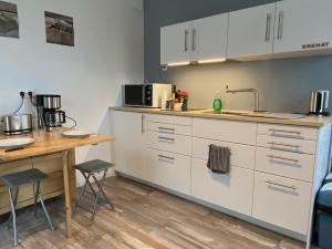 Kuchyň nebo kuchyňský kout v ubytování Résidence des 3 îles, en plein centre-ville, à 5 min des plages, 3 appartements neufs