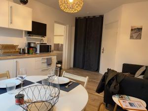 Kuchyň nebo kuchyňský kout v ubytování Résidence des 3 îles, en plein centre-ville, à 5 min des plages, 3 appartements neufs