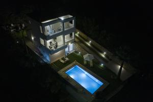Bazén v ubytování Villa Minos Plaka nebo v jeho okolí