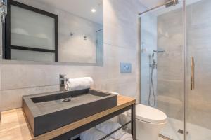 Ein Badezimmer in der Unterkunft Kyrat Amarac Suites
