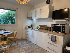 Kuchyň nebo kuchyňský kout v ubytování Résidence des 3 îles, en plein centre-ville, à 5 min des plages, 3 appartements neufs