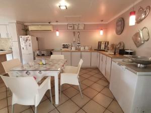 Dapur atau dapur kecil di Rene's Guesthouse