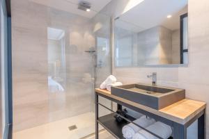 Ein Badezimmer in der Unterkunft Kyrat Amarac Suites
