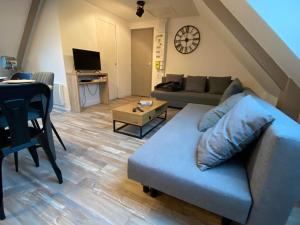TV a/nebo společenská místnost v ubytování Résidence des 3 îles, en plein centre-ville, à 5 min des plages, 3 appartements neufs