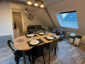Posezení v ubytování Résidence des 3 îles, en plein centre-ville, à 5 min des plages, 3 appartements neufs