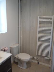 ポールバイユにあるGîte la presqu'ileのバスルーム(白いトイレ、シンク付)