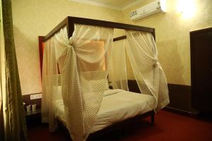 Thar Exotica Hotel & Resorts In Bikaner客房内的一张或多张床位