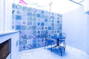 a table and chairs in a room with blue tiles at Chic y sofisticado Loft en la playa in Valencia