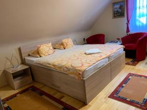 um quarto com uma cama grande num quarto em Németh Vendégház em Bük