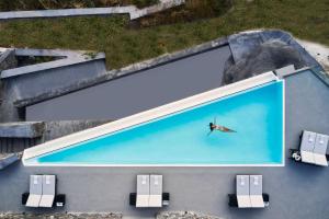 Бассейн в Charisma Suites или поблизости