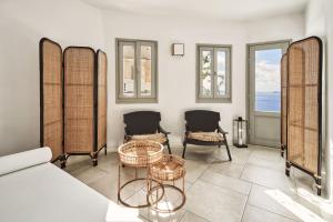 Кровать или кровати в номере Charisma Suites