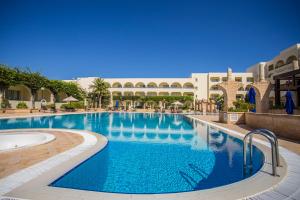 uma grande piscina num resort com água azul em Golden Carthage Hotel Tunis em Gammarth