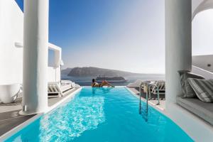Бассейн в Charisma Suites или поблизости