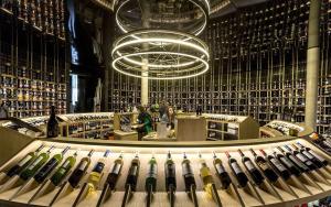 una tienda de vinos con un montón de botellas de vino en Sweet Morning Bordeaux, en Burdeos