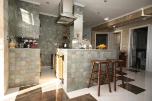 una cocina con 2 taburetes y una barra en Apartment Ana, en Cavtat