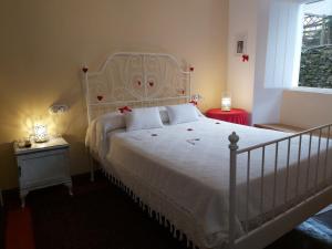 - une chambre avec un lit blanc et une fenêtre dans l'établissement Camino de Estrellas, à Mondoñedo