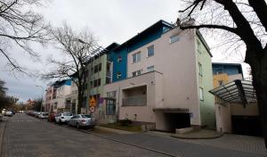 une rue avec des voitures garées devant les bâtiments dans l'établissement Victus Apartamenty, Apartament Liczi, à Sopot