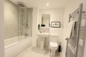 A bathroom at Cabot Mews Apartment 2