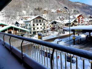 uma vista para uma cidade coberta de neve com uma estação ferroviária em Casa Palabione em Aprica