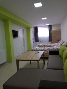 uma sala de estar com um sofá e uma mesa em Чилковата Къща em Banya