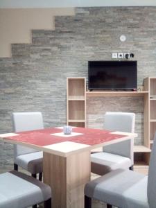 TV a/nebo společenská místnost v ubytování Lela + 32 fotografií