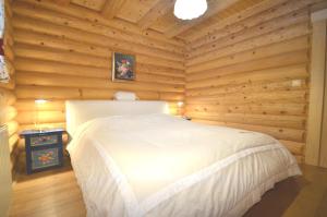 Postel nebo postele na pokoji v ubytování Chalet mit 7.000 m2 Land und wunderschöne Aussicht