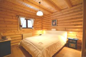 Postel nebo postele na pokoji v ubytování Chalet mit 7.000 m2 Land und wunderschöne Aussicht