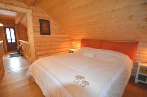 Postel nebo postele na pokoji v ubytování Chalet mit 7.000 m2 Land und wunderschöne Aussicht