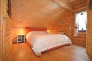 Postel nebo postele na pokoji v ubytování Chalet mit 7.000 m2 Land und wunderschöne Aussicht