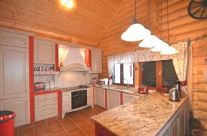 Kuchyň nebo kuchyňský kout v ubytování Chalet mit 7.000 m2 Land und wunderschöne Aussicht + 21 fotografií