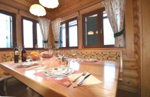 Nápoje v ubytování Chalet mit 7.000 m2 Land und wunderschöne Aussicht