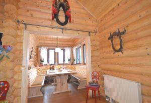 Posezení v ubytování Chalet mit 7.000 m2 Land und wunderschöne Aussicht